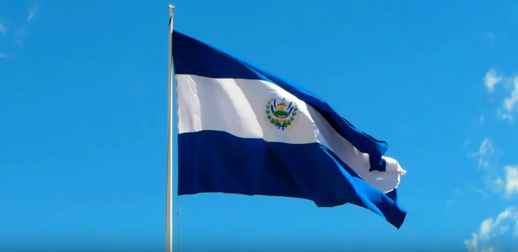 La Bandera Nacional de El Salvador es una hermosa bandera conformada por tr...
