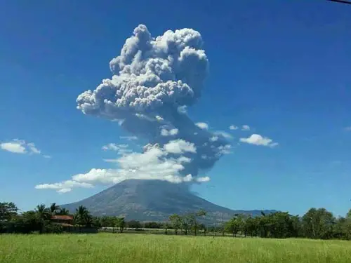 foto-a-distancia-erupcion-volcan-chaparrastique