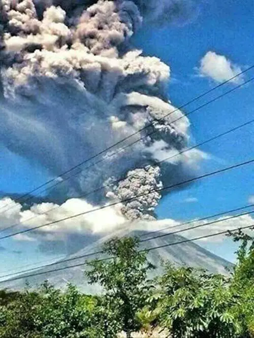 foto-desde-la-ciudad-volcan-chaparrastique-erupcion