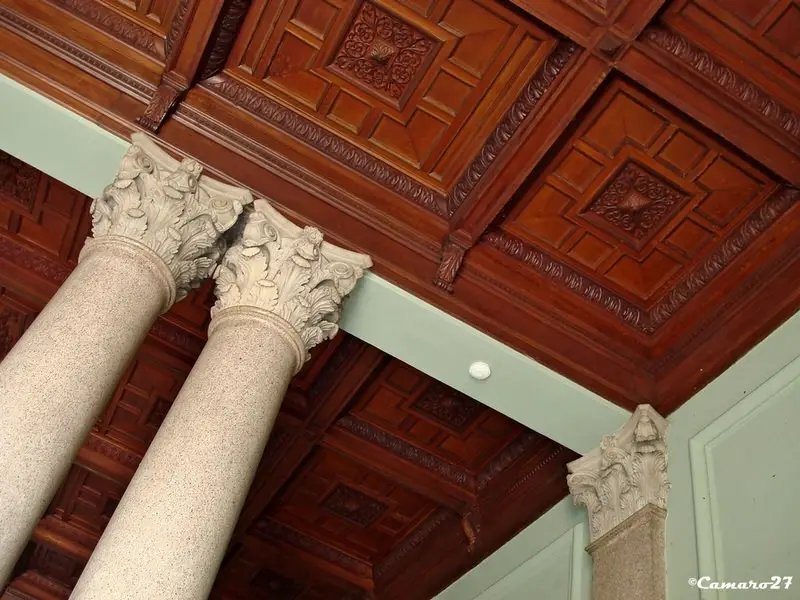 acabado en madera decoración en el techo en el palacio nacional