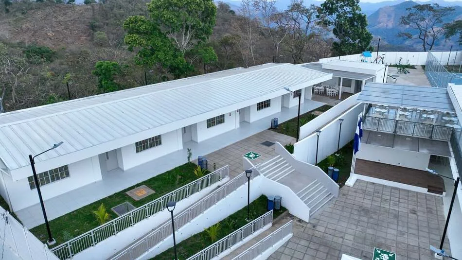 programa dos escuelas por dia El Salvador